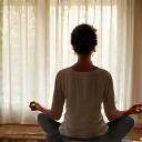 Elena, madre, practicando yoga con paz